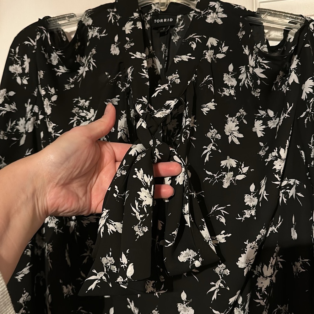 Torrid women’s floral blouse size 1 - Picture 3 of 5